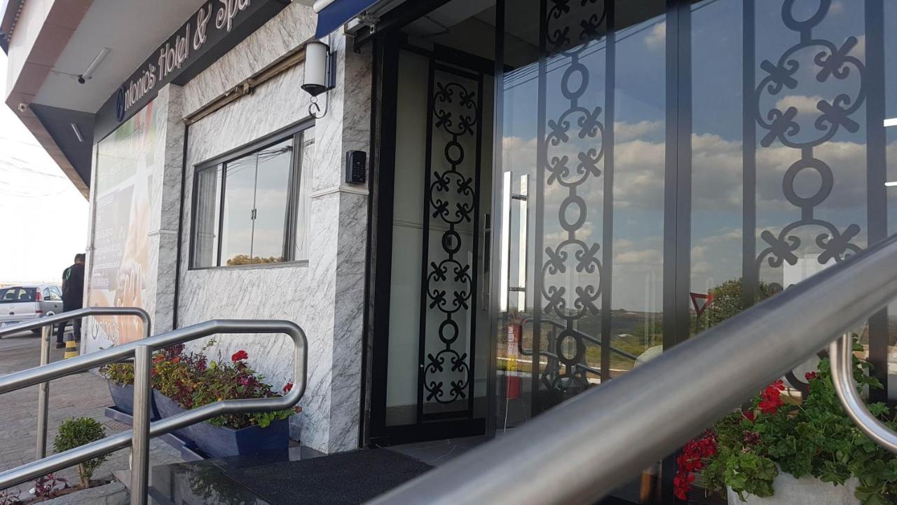 Antonio's E - Airport Hotel