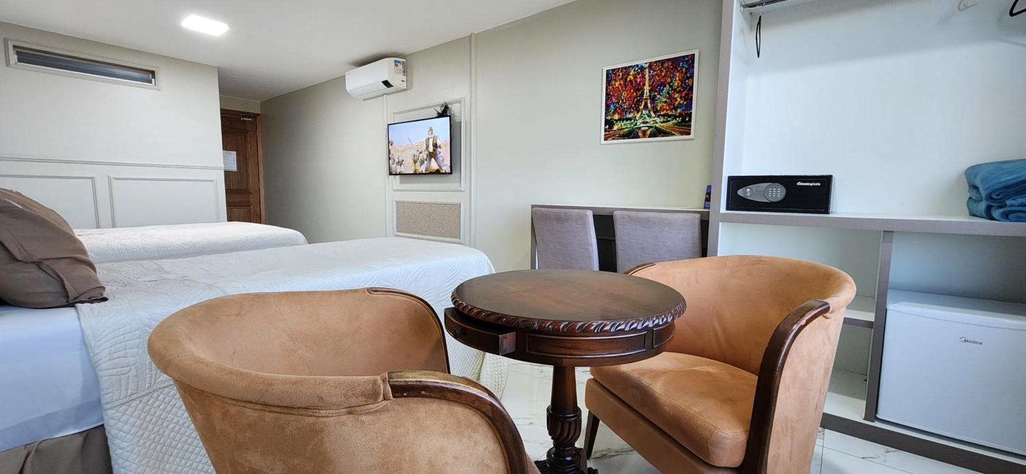 Antonio's E - Airport Hotel
