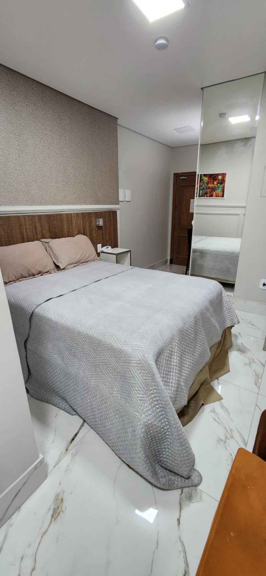 Antonio's E - Airport Hotel